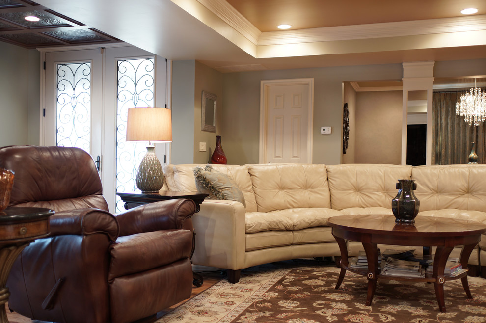 Esempio di un soggiorno classico di medie dimensioni e aperto con pareti grigie, parquet chiaro, parete attrezzata e pavimento beige