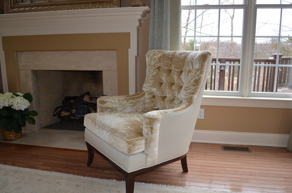 Offenes, Großes, Repräsentatives Klassisches Wohnzimmer mit beiger Wandfarbe, braunem Holzboden, Kamin und Kaminumrandung aus Stein in New York