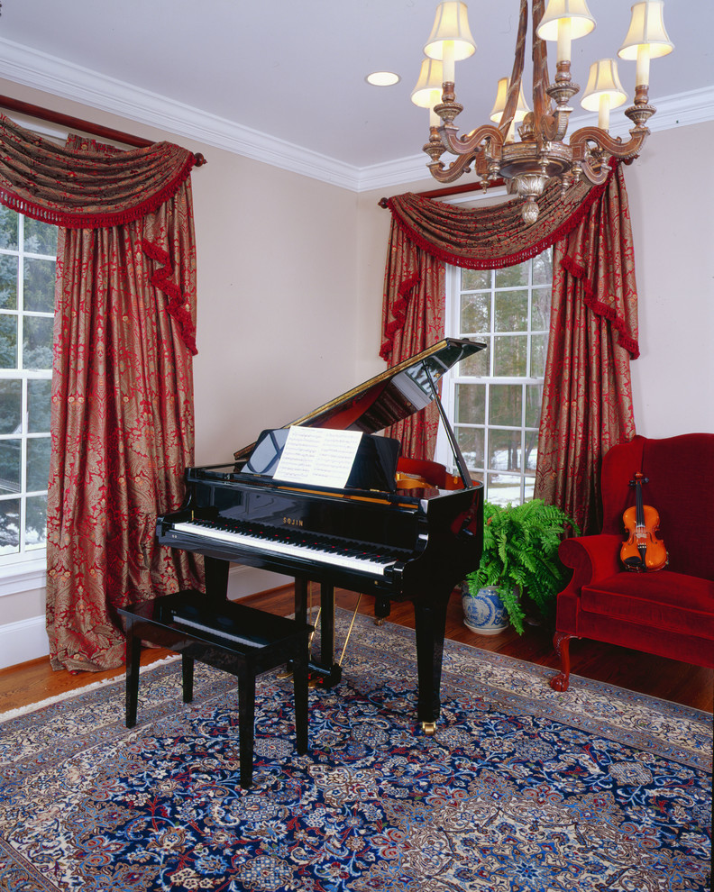 Aménagement d'un très grand salon classique fermé avec une salle de musique, un mur beige et un sol en bois brun.