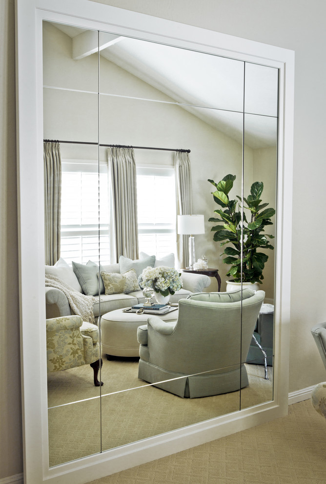 На фото: парадная, изолированная гостиная комната среднего размера в классическом стиле с серыми стенами и ковровым покрытием с