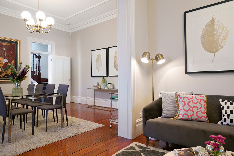 Ejemplo de salón para visitas abierto clásico sin chimenea con paredes blancas y suelo de madera en tonos medios