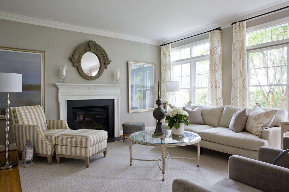 Идея дизайна: гостиная комната в классическом стиле с серыми стенами, стандартным камином и красивыми шторами