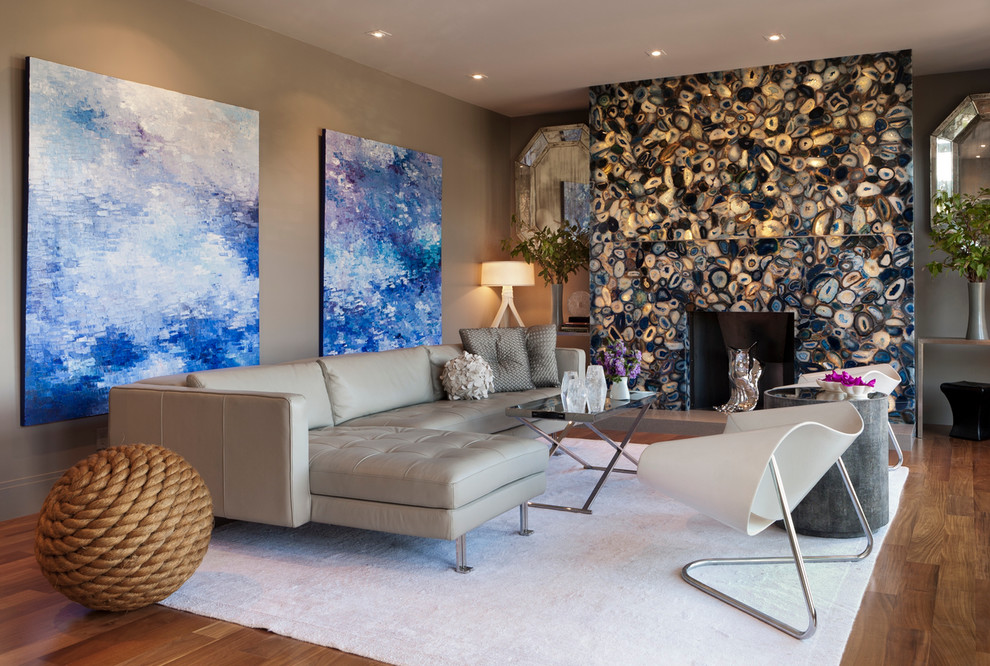Repräsentatives, Fernseherloses Modernes Wohnzimmer mit braunem Holzboden, Kamin und brauner Wandfarbe in Cleveland