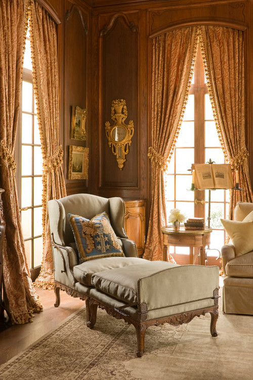 деревянные поверхности в комнате с французскими окнами