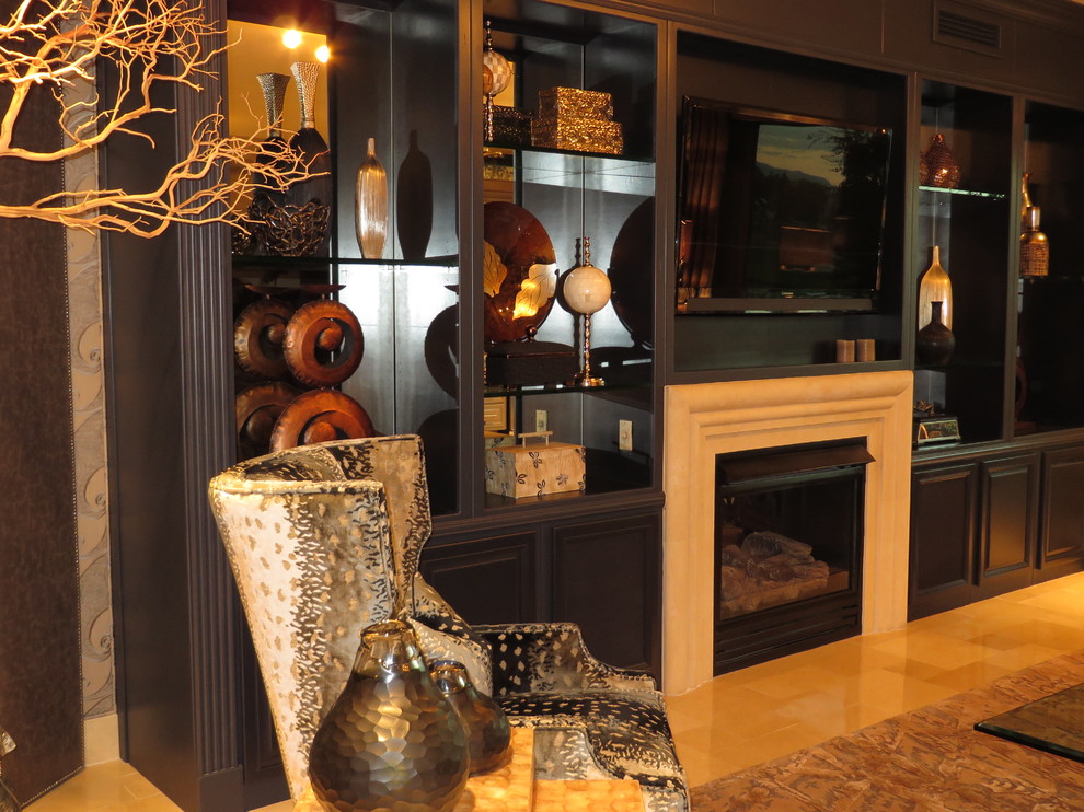 Cette photo montre un grand salon tendance avec un mur gris, une cheminée standard et un téléviseur encastré.