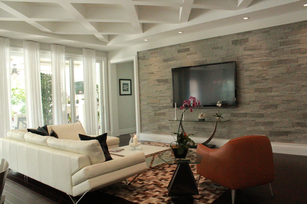 Großes, Repräsentatives, Offenes Klassisches Wohnzimmer ohne Kamin mit weißer Wandfarbe, dunklem Holzboden, TV-Wand und braunem Boden in Miami