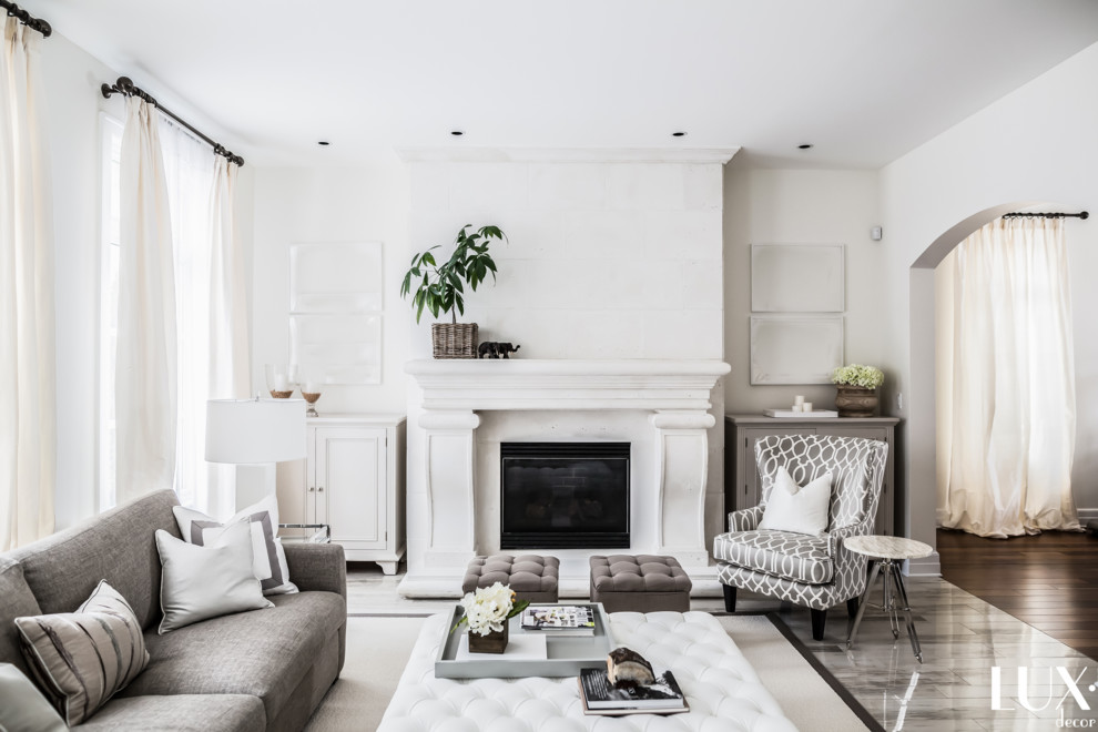 Idée de décoration pour un grand salon tradition ouvert avec un mur blanc et une cheminée standard.