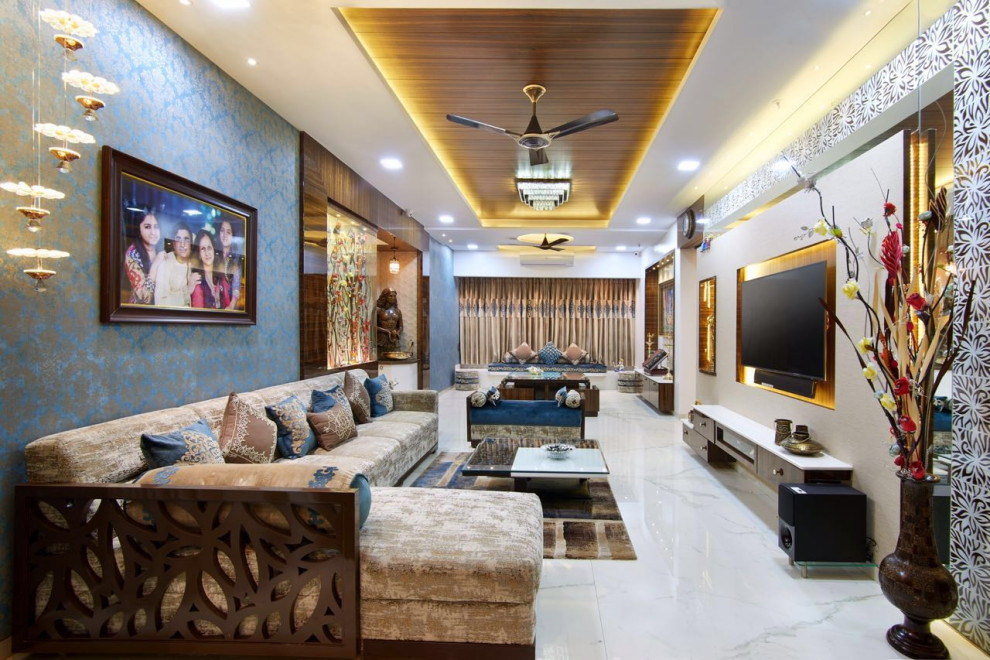 Großes, Repräsentatives Klassisches Wohnzimmer mit blauer Wandfarbe, Marmorboden, TV-Wand und weißem Boden in Mumbai