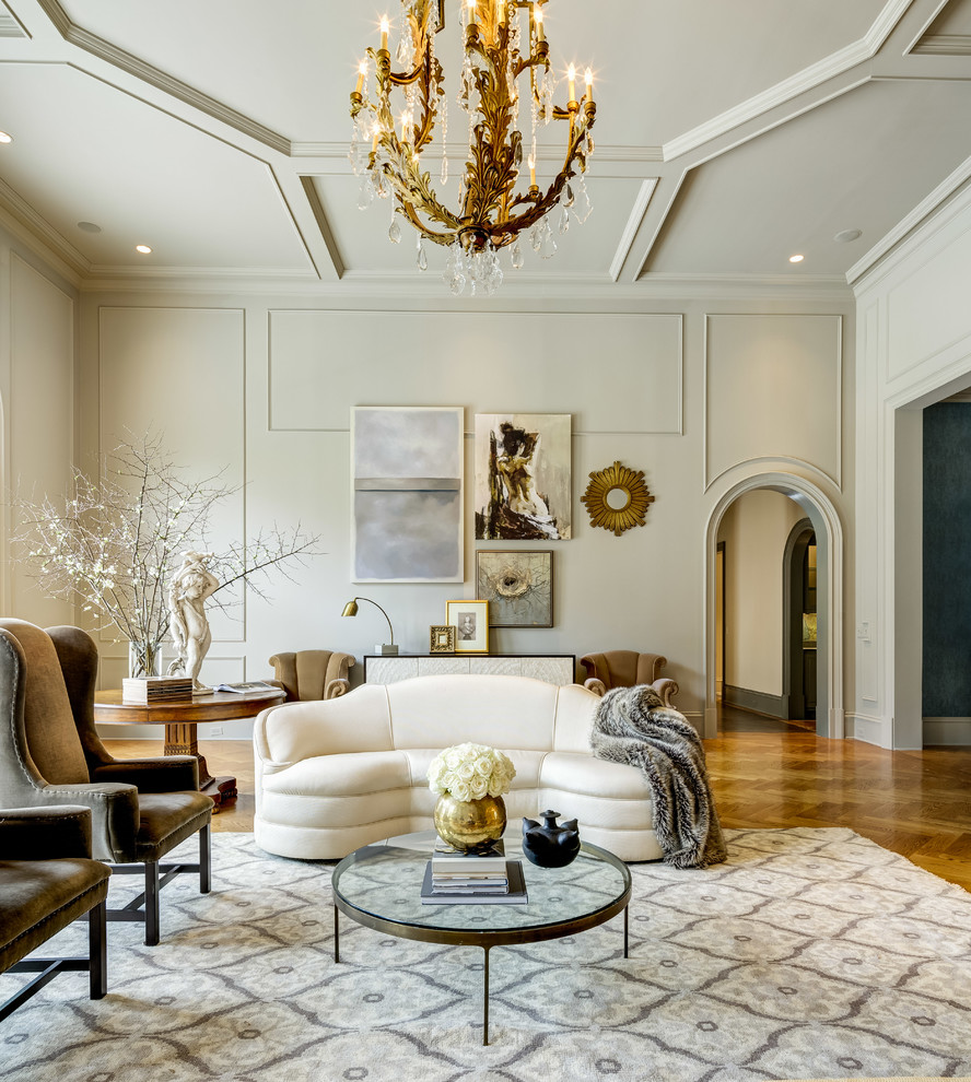 Großes, Repräsentatives, Fernseherloses, Abgetrenntes Klassisches Wohnzimmer mit beiger Wandfarbe und braunem Holzboden in Atlanta