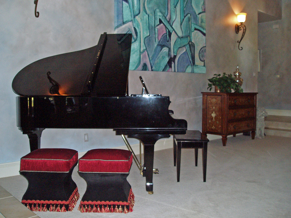 Geräumiges, Offenes Klassisches Wohnzimmer mit grauer Wandfarbe, Teppichboden und Kamin in Phoenix