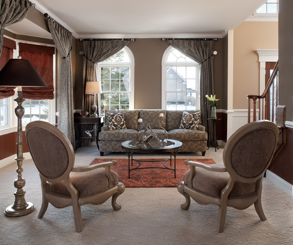 На фото: большая открытая гостиная комната в классическом стиле с музыкальной комнатой, коричневыми стенами и ковровым покрытием с
