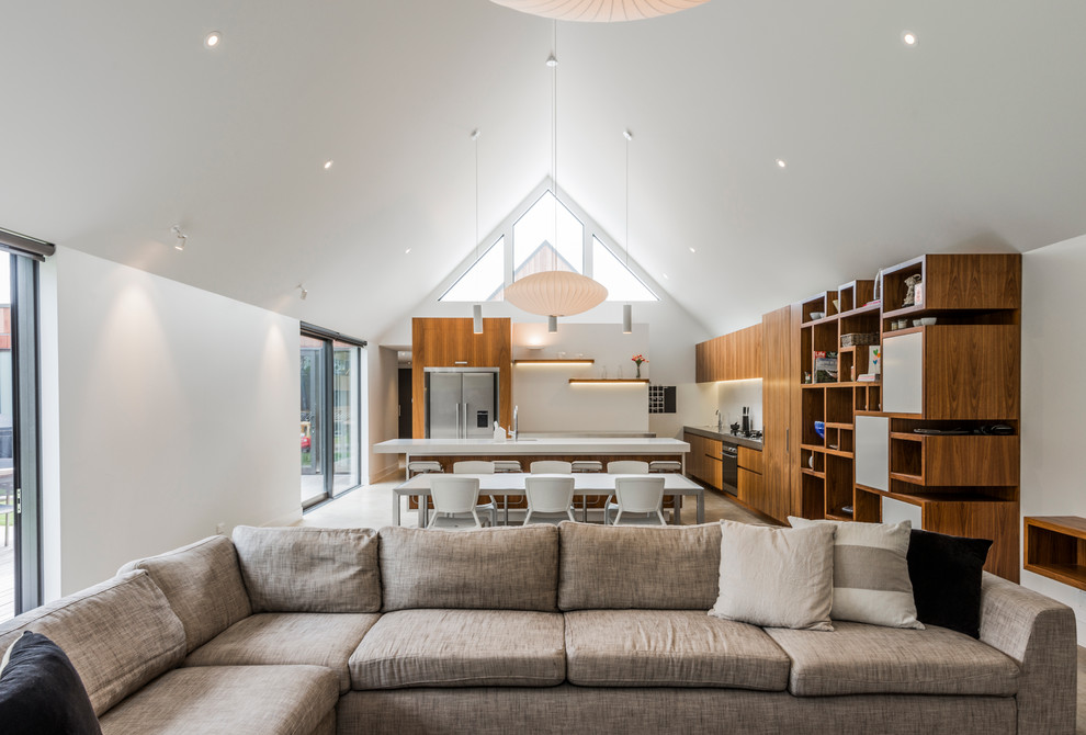 Стильный дизайн: открытая гостиная комната в современном стиле с белыми стенами - последний тренд