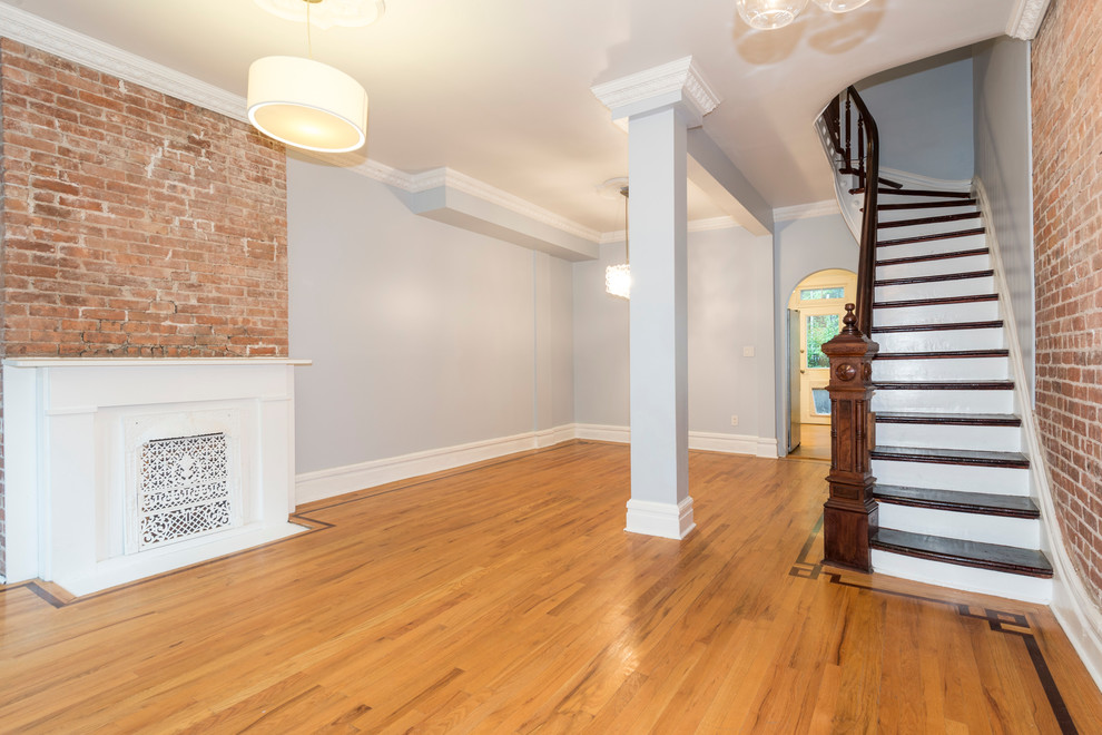 Foto di un soggiorno minimalista aperto con sala formale, pareti blu e pavimento in legno massello medio