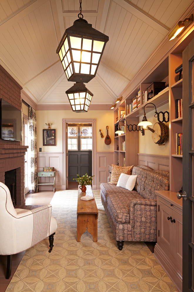 Inspiration pour un salon traditionnel de taille moyenne et fermé avec un mur beige, une cheminée standard, un manteau de cheminée en brique, une bibliothèque ou un coin lecture, un sol en bois brun et un téléviseur fixé au mur.