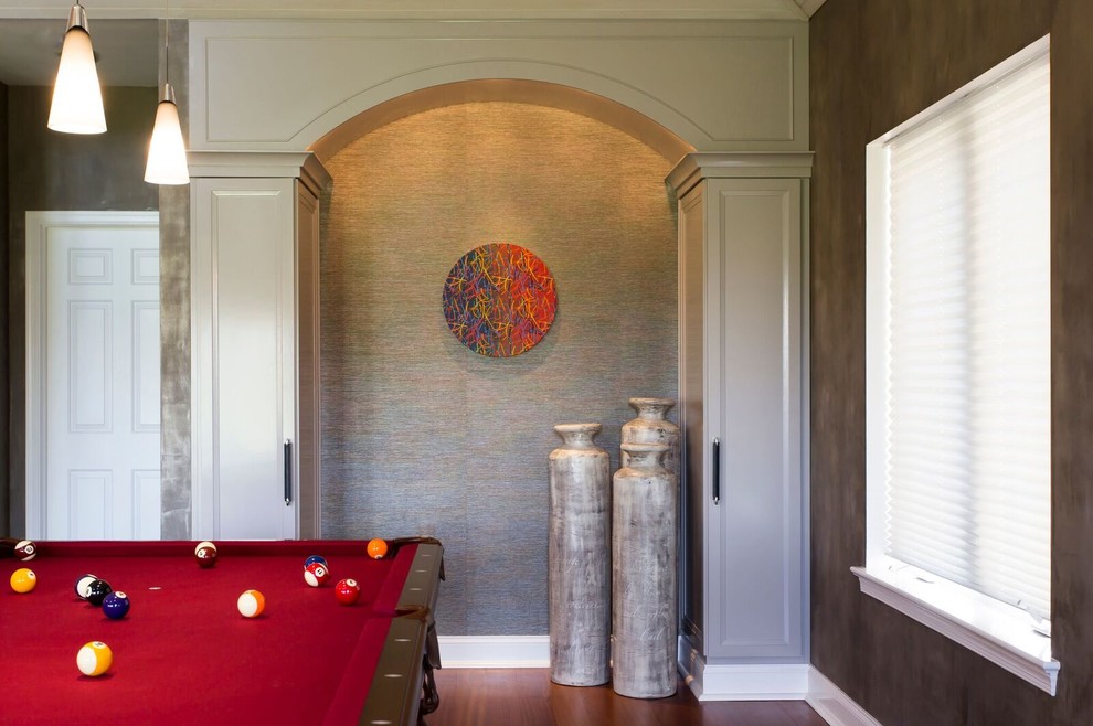 Imagen de salón para visitas abierto clásico renovado grande sin chimenea con paredes grises y suelo de madera oscura