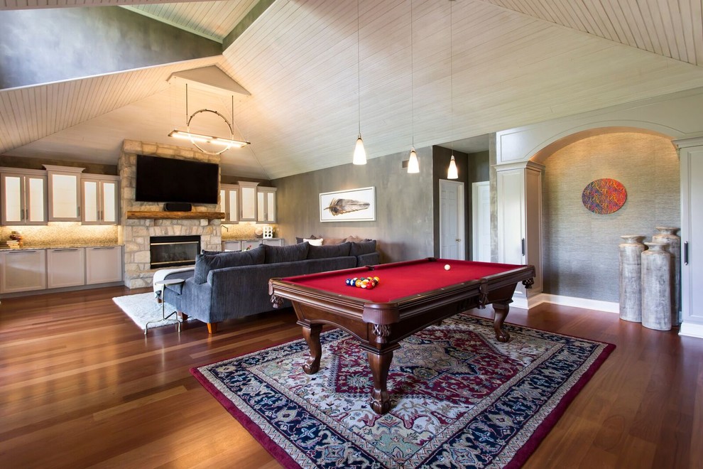 Imagen de salón para visitas abierto tradicional renovado grande sin chimenea con paredes grises y suelo de madera oscura