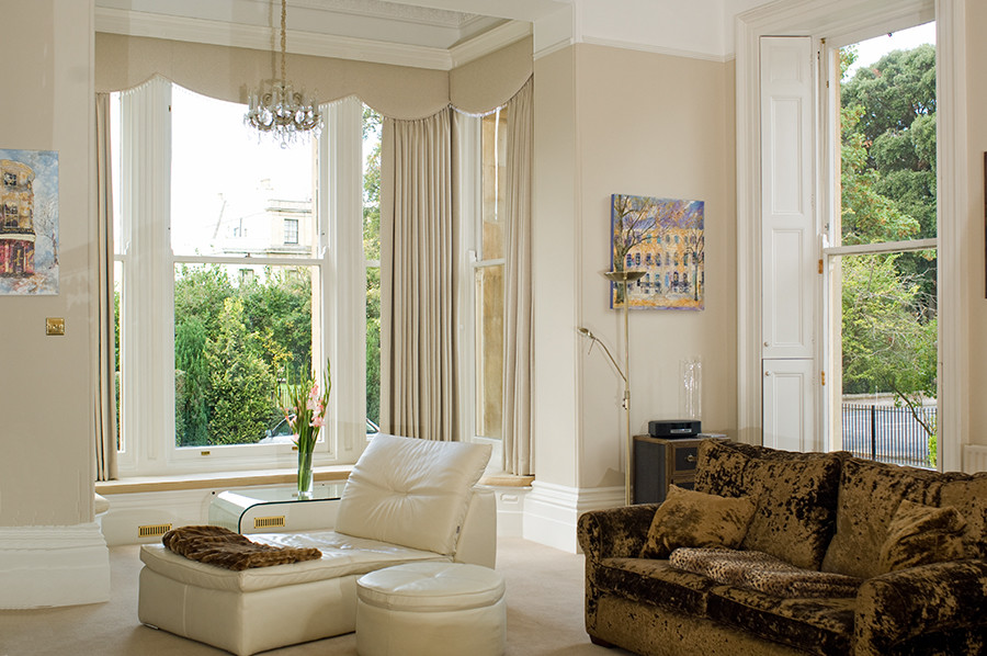 Imagen de salón cerrado clásico con paredes beige y moqueta