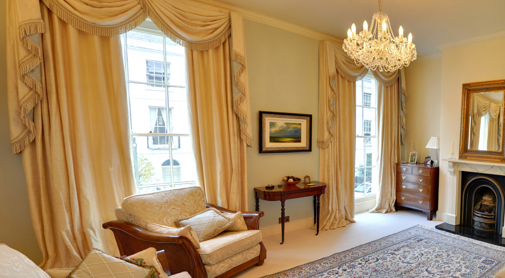 Пример оригинального дизайна: гостиная комната в классическом стиле с желтыми стенами, ковровым покрытием и фасадом камина из камня