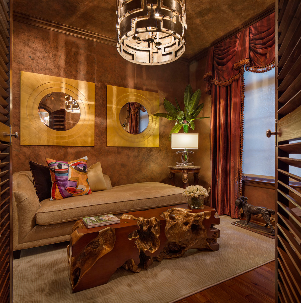 Diseño de salón para visitas cerrado contemporáneo con paredes marrones, suelo de madera en tonos medios y suelo marrón