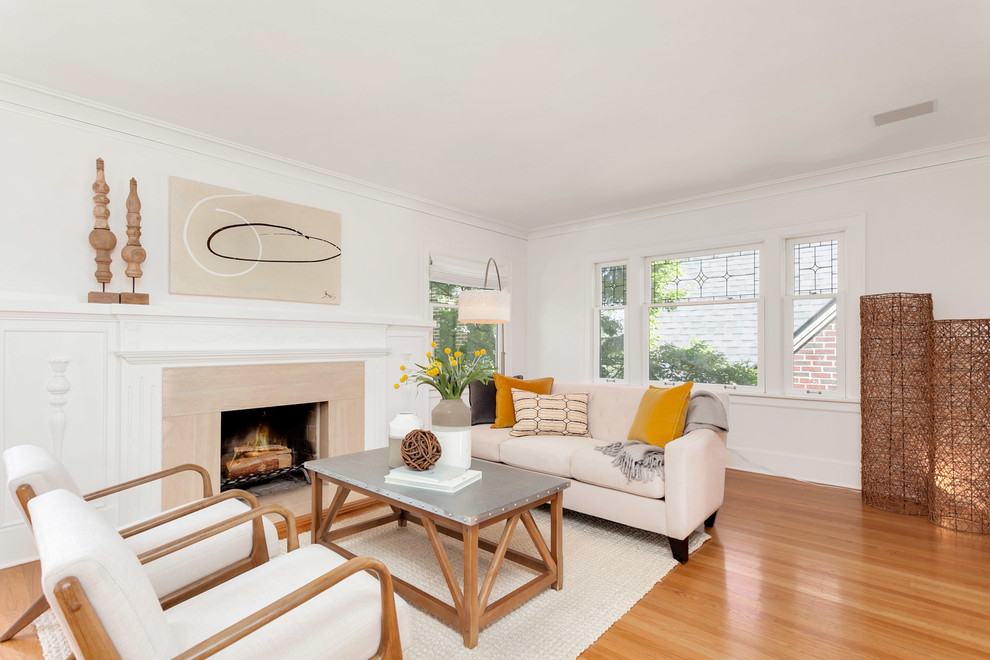 Mittelgroßes, Abgetrenntes Wohnzimmer mit weißer Wandfarbe, hellem Holzboden, Kamin, gefliester Kaminumrandung und gelbem Boden in Seattle