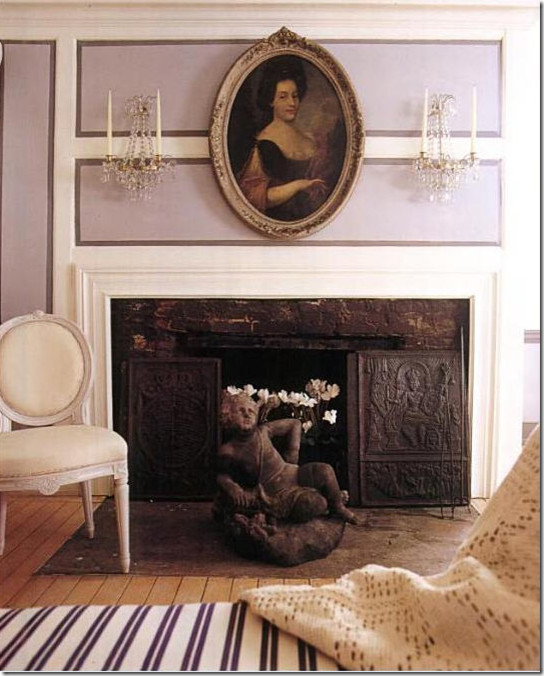 Foto de salón para visitas cerrado nórdico pequeño sin televisor con paredes grises, suelo de madera pintada, todas las chimeneas y marco de chimenea de ladrillo