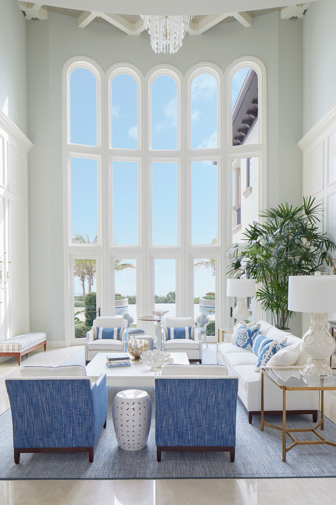 Idee per un soggiorno stile marino con sala formale, pareti blu e tappeto