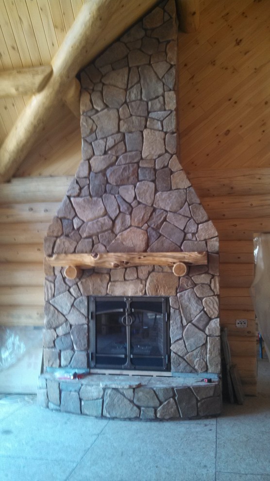 Exemple d'un salon montagne avec une cheminée standard et un manteau de cheminée en pierre.