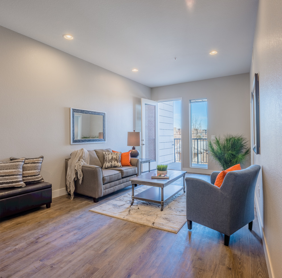 Kleines, Offenes Modernes Wohnzimmer ohne Kamin mit grauer Wandfarbe, braunem Holzboden und braunem Boden in Denver