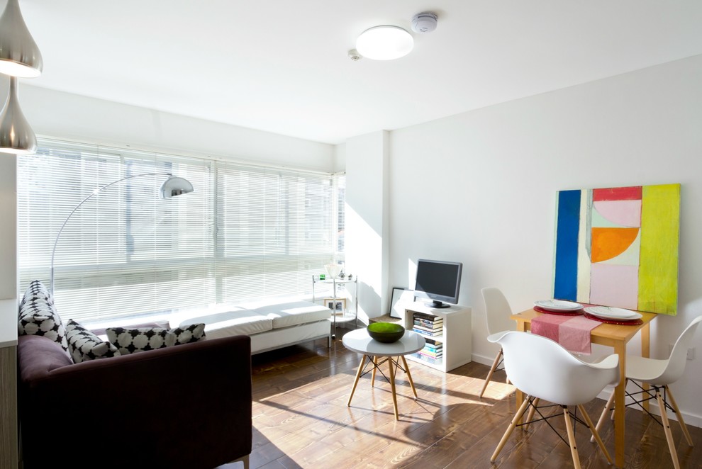 На фото: маленькая гостиная комната в современном стиле для на участке и в саду с