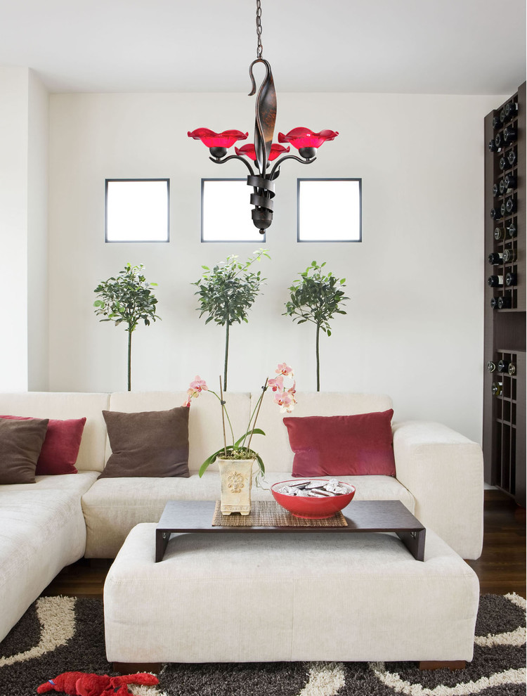 Idéer för mellanstora funkis separata vardagsrum, med ett finrum, vita väggar, mellanmörkt trägolv och en fristående TV