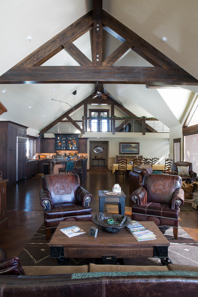 Imagen de salón para visitas abierto de estilo americano grande sin chimenea y televisor con paredes blancas y suelo de madera oscura