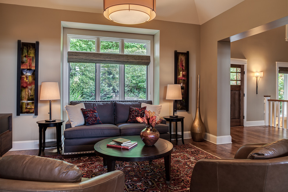 На фото: гостиная комната в современном стиле с коричневыми стенами и темным паркетным полом с