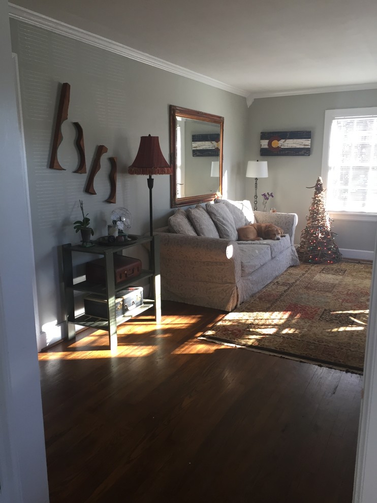 Mittelgroßes, Offenes Shabby-Look Wohnzimmer ohne Kamin mit grüner Wandfarbe, dunklem Holzboden und freistehendem TV in Nashville