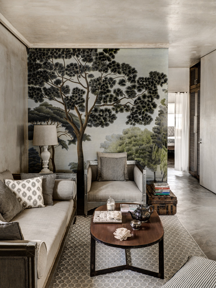 Пример оригинального дизайна: гостиная комната в средиземноморском стиле с серыми стенами, бетонным полом и ковром на полу