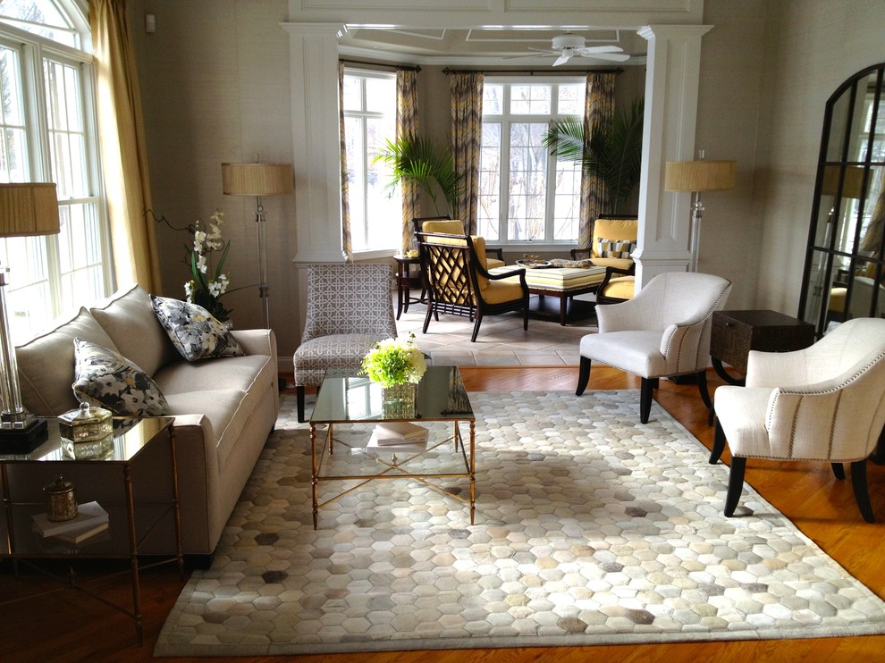 Idee per un soggiorno chic di medie dimensioni con sala formale, pavimento in legno massello medio e pavimento marrone