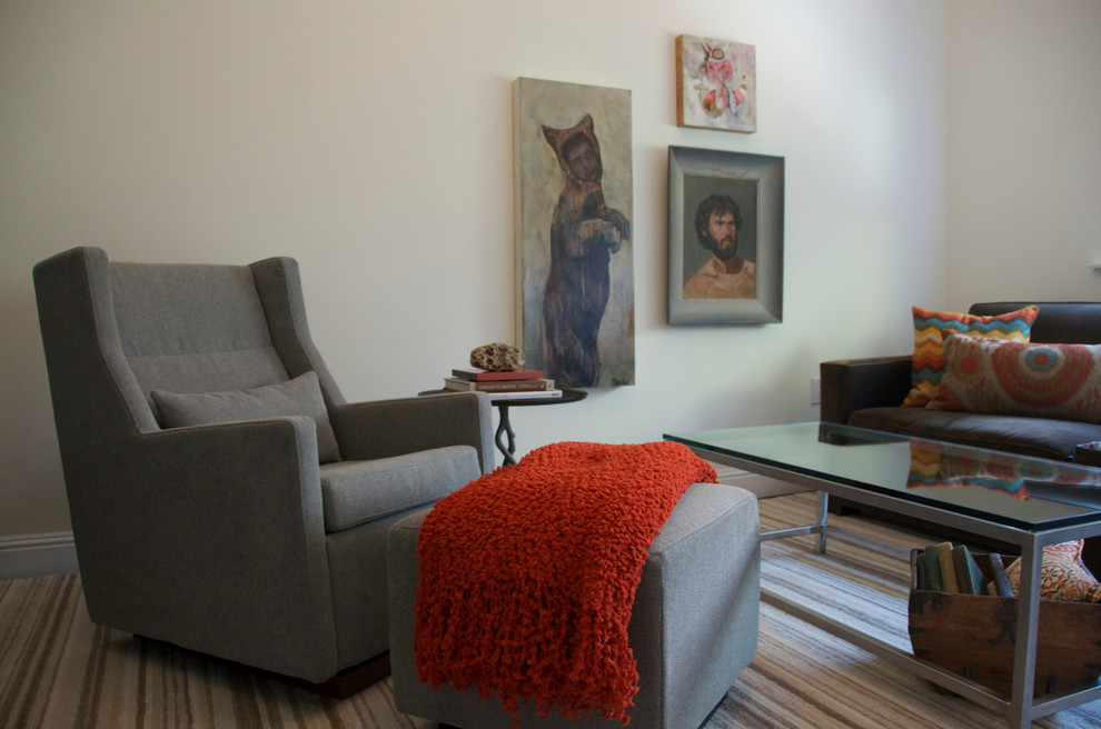Стильный дизайн: открытая гостиная комната среднего размера в современном стиле с бежевыми стенами - последний тренд