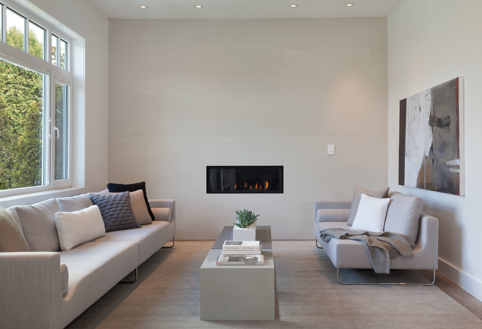 Großes, Repräsentatives, Offenes Modernes Wohnzimmer mit weißer Wandfarbe, braunem Holzboden, gefliester Kaminumrandung und Gaskamin in Vancouver