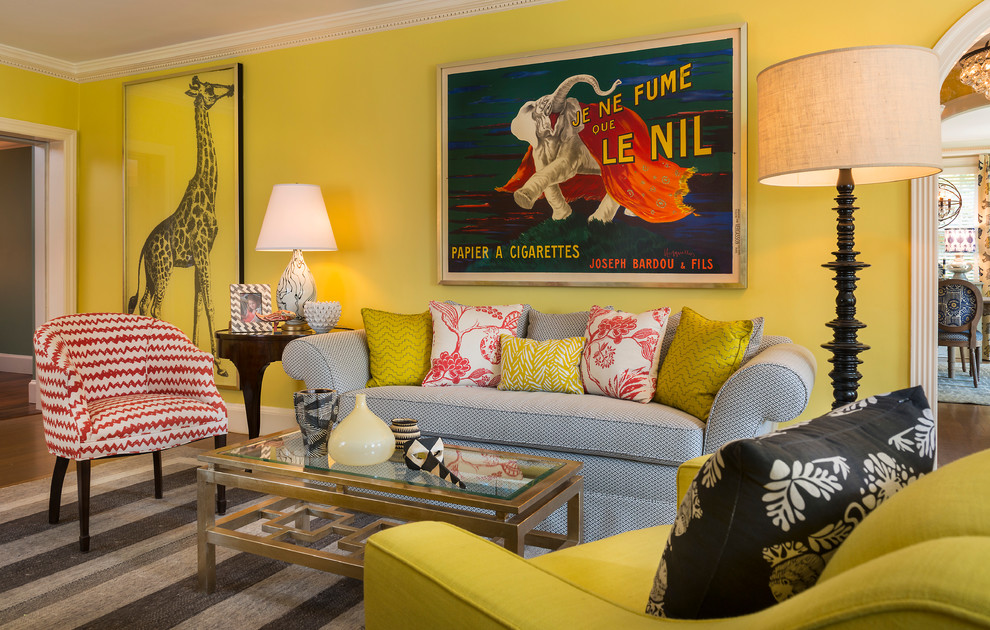 Идея дизайна: гостиная комната в стиле фьюжн с желтыми стенами