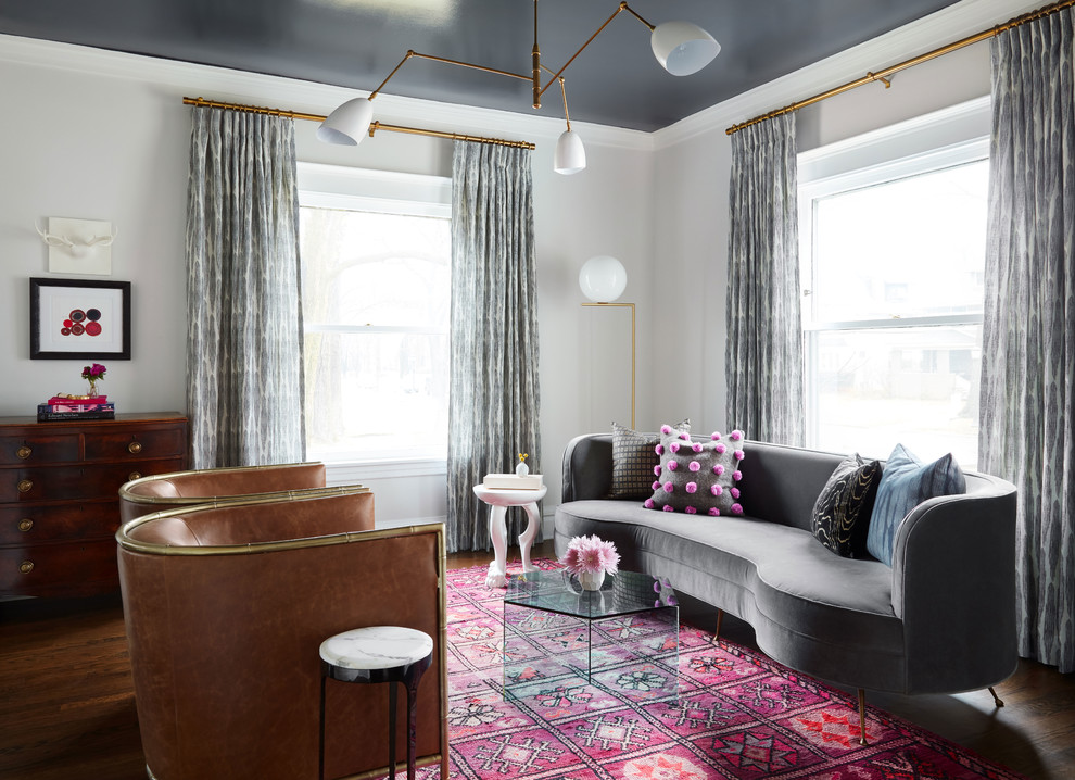 Свежая идея для дизайна: парадная гостиная комната среднего размера в стиле неоклассика (современная классика) с серыми стенами, темным паркетным полом и красивыми шторами без камина, телевизора - отличное фото интерьера