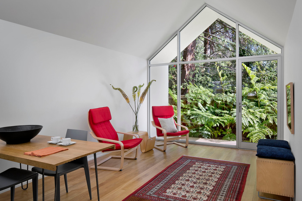Idee per un piccolo soggiorno contemporaneo aperto con pareti bianche e pavimento in legno massello medio
