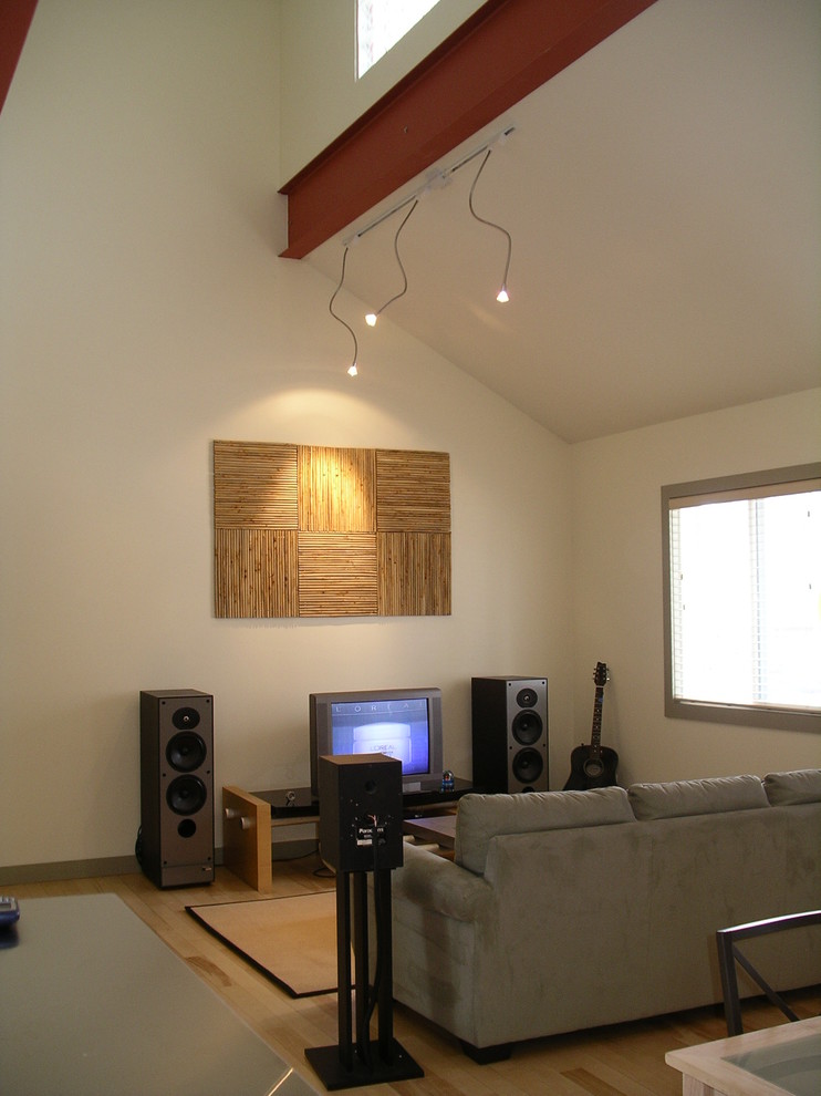Diseño de salón con rincón musical abierto minimalista pequeño con paredes blancas, suelo de madera clara, todas las chimeneas, marco de chimenea de yeso y televisor independiente