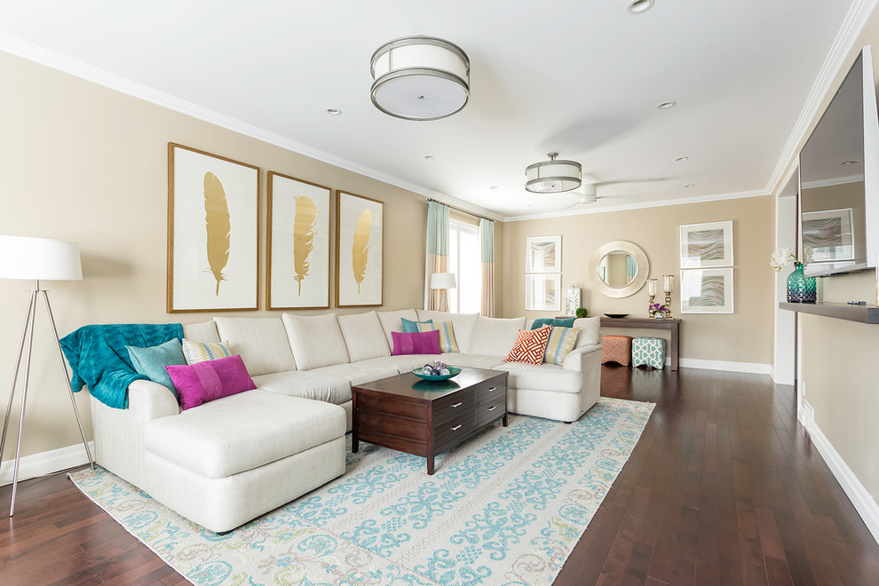 Großes, Offenes Klassisches Wohnzimmer ohne Kamin mit beiger Wandfarbe, braunem Holzboden und TV-Wand in Toronto