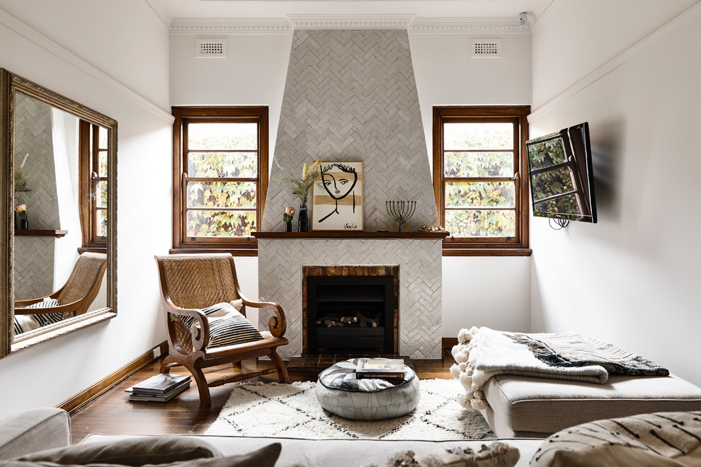 Repräsentatives, Abgetrenntes Mediterranes Wohnzimmer mit weißer Wandfarbe, dunklem Holzboden, Kamin und braunem Boden in Melbourne