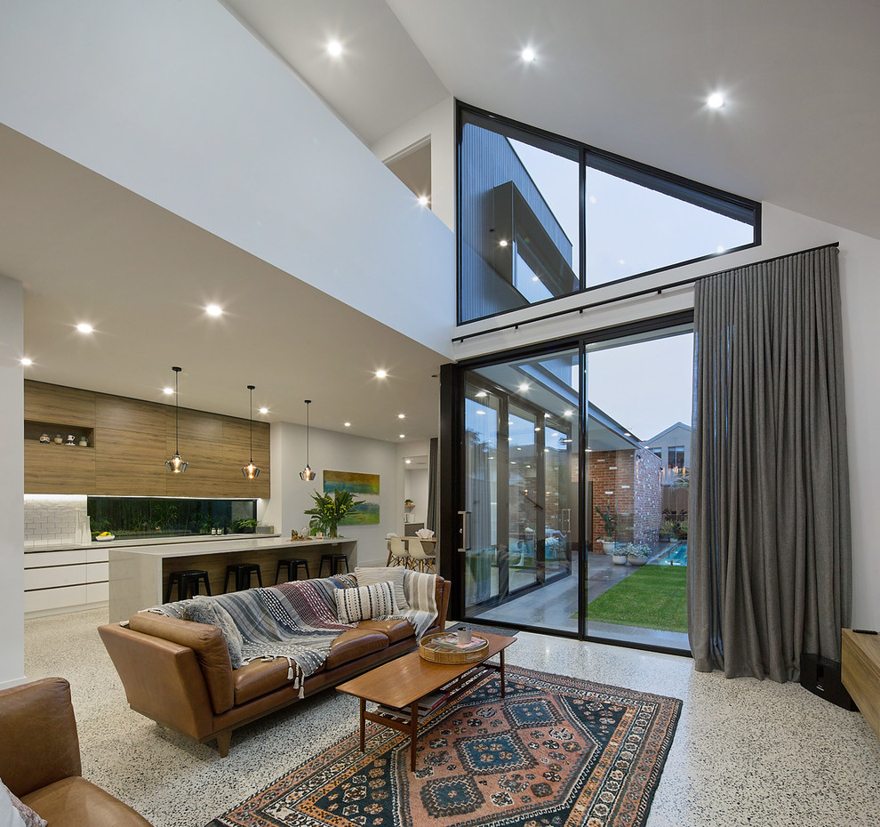Repräsentatives, Offenes Modernes Wohnzimmer mit weißer Wandfarbe, Betonboden und grauem Boden in Melbourne