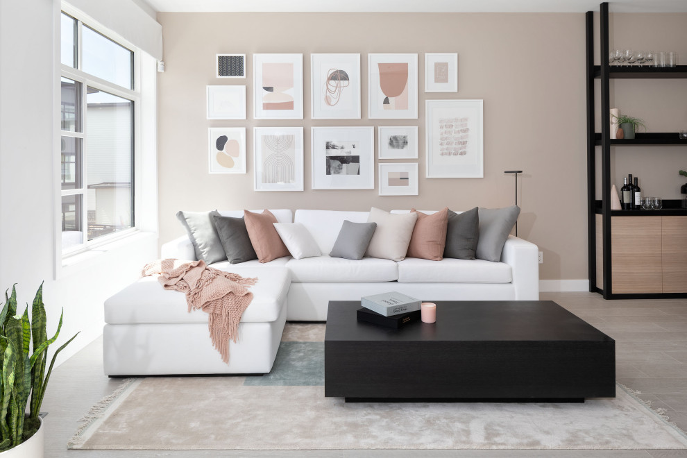 Inspiration för mellanstora minimalistiska allrum med öppen planlösning, med beige väggar, laminatgolv och beiget golv