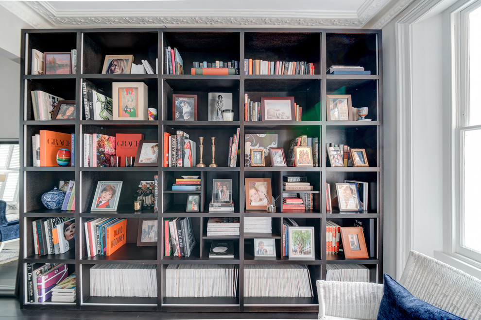 Mittelgroße, Abgetrennte Moderne Bibliothek mit grauer Wandfarbe, dunklem Holzboden und braunem Boden in London