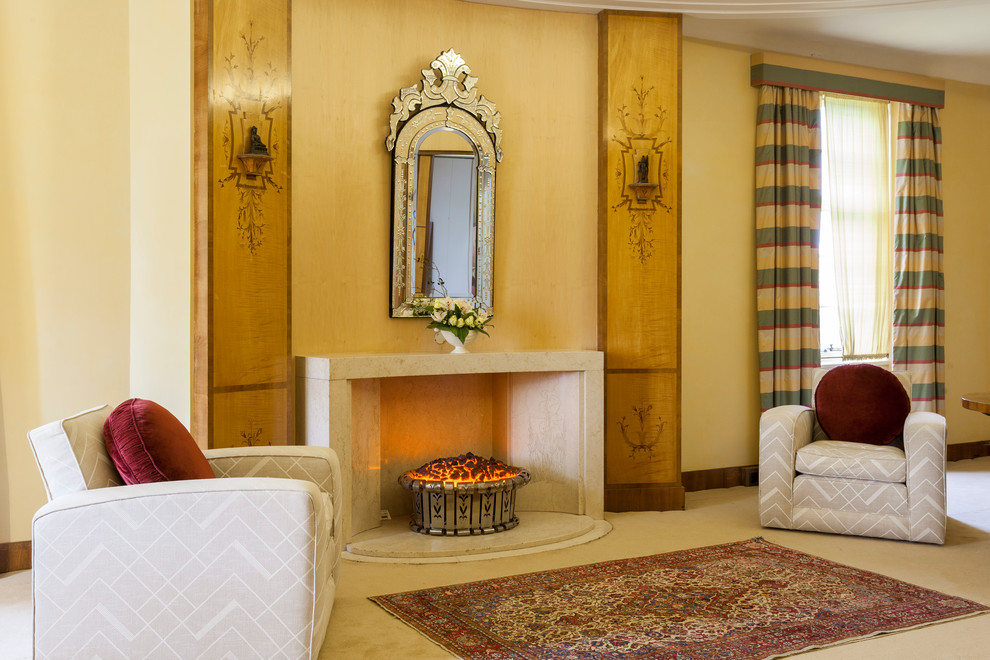 На фото: двухуровневая гостиная комната в викторианском стиле
