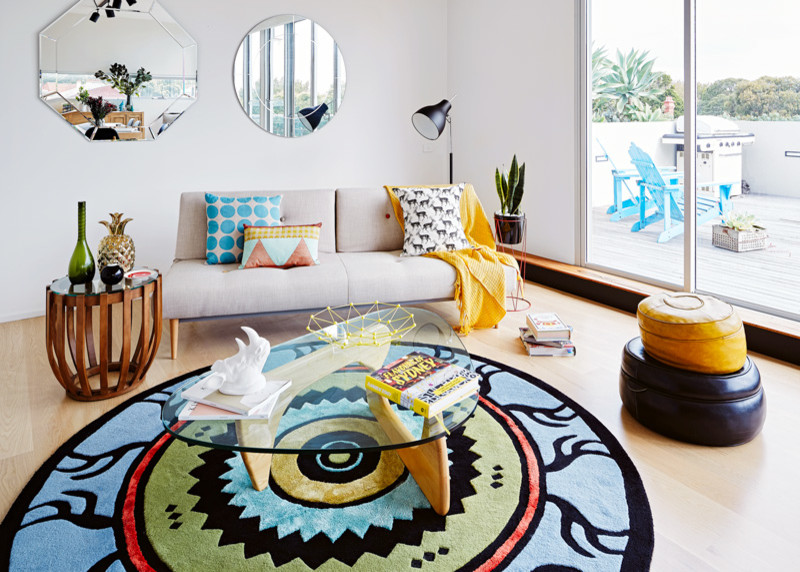 Ispirazione per un soggiorno design di medie dimensioni e aperto con parquet chiaro