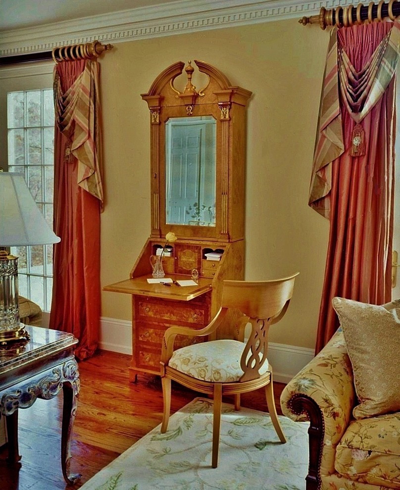 Design ideas for a classic living room in Philadelphia.