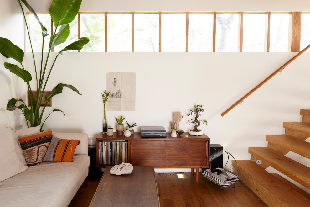 Mittelgroßes Asiatisches Wohnzimmer mit weißer Wandfarbe, braunem Holzboden und braunem Boden in Los Angeles
